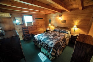 3 habitaciones, escritorio y tabla de planchar con plancha