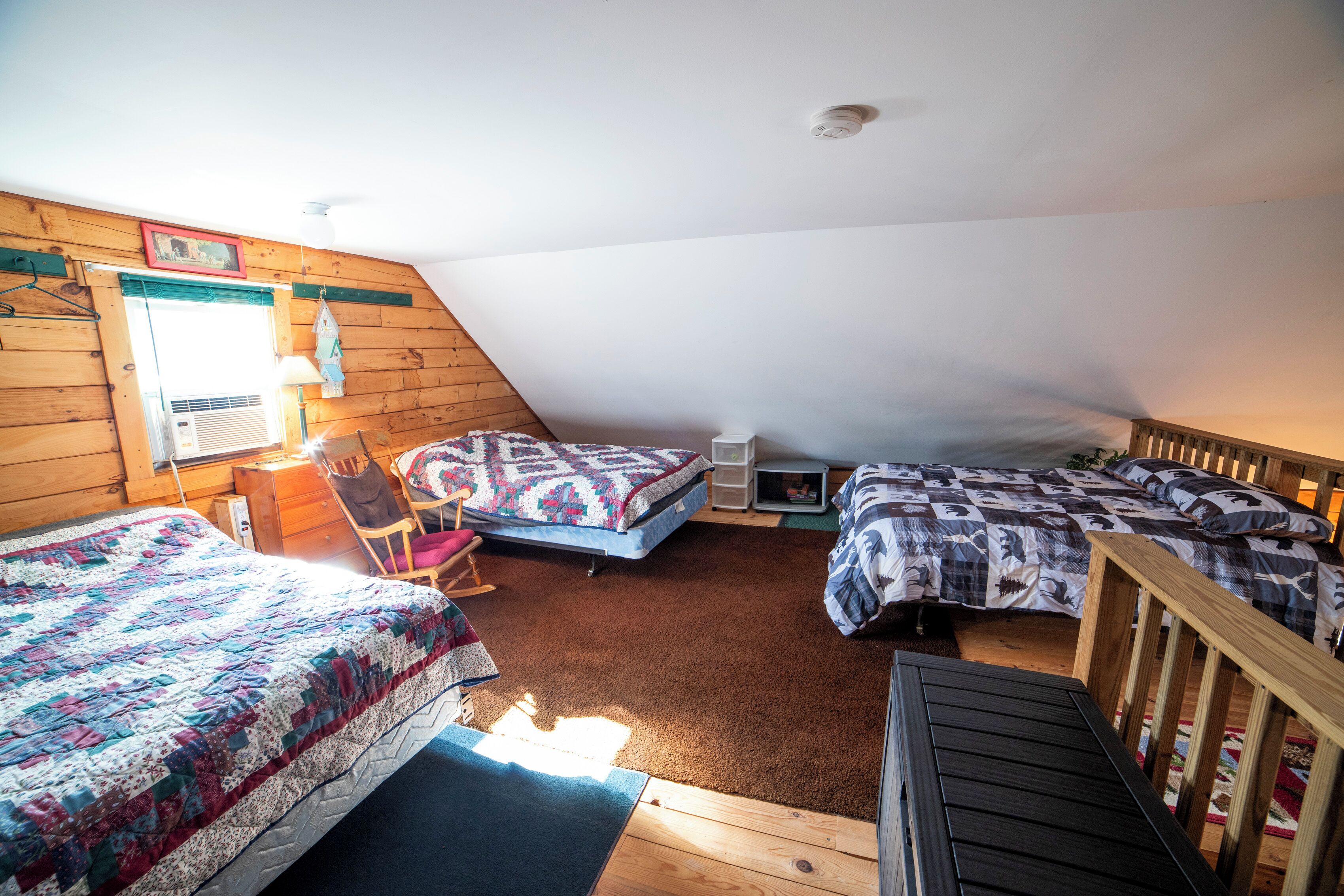 3 chambres, bureau, fer et planche à repasser, lit parapluie