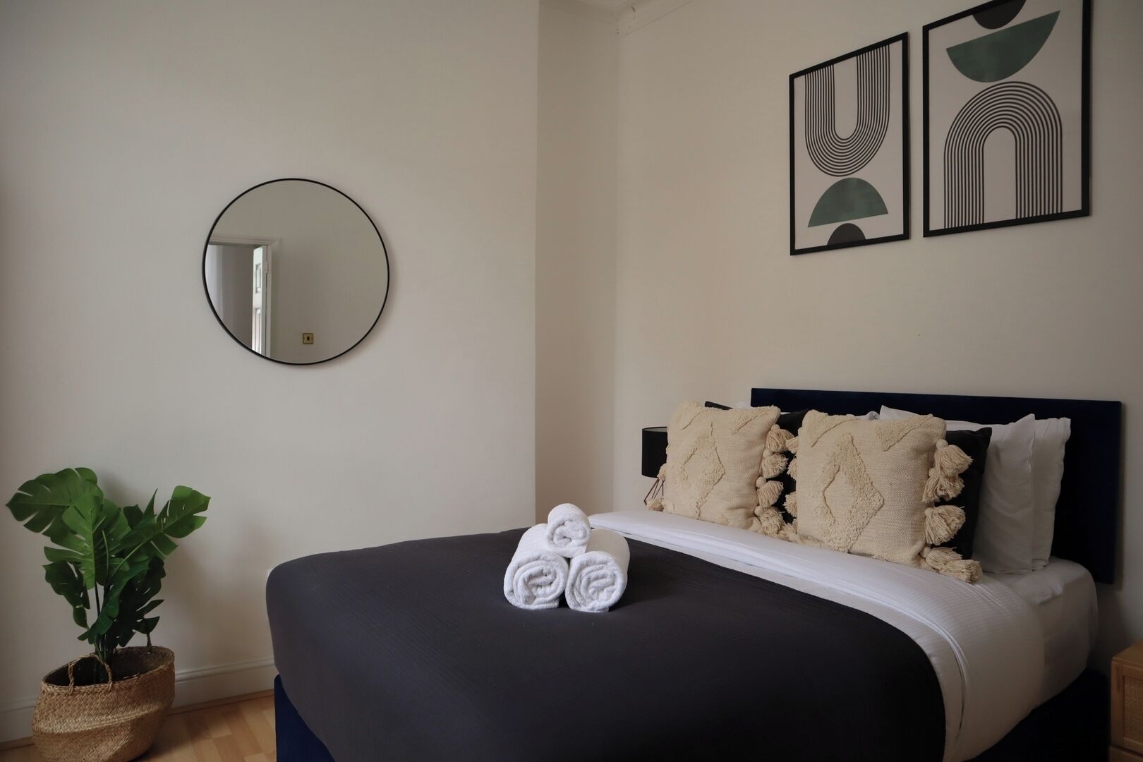 1 多间卧室、办公桌、熨斗/熨衣板、旅行婴儿床