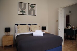 1 habitación, escritorio, tabla de planchar con plancha y cuna de viaje