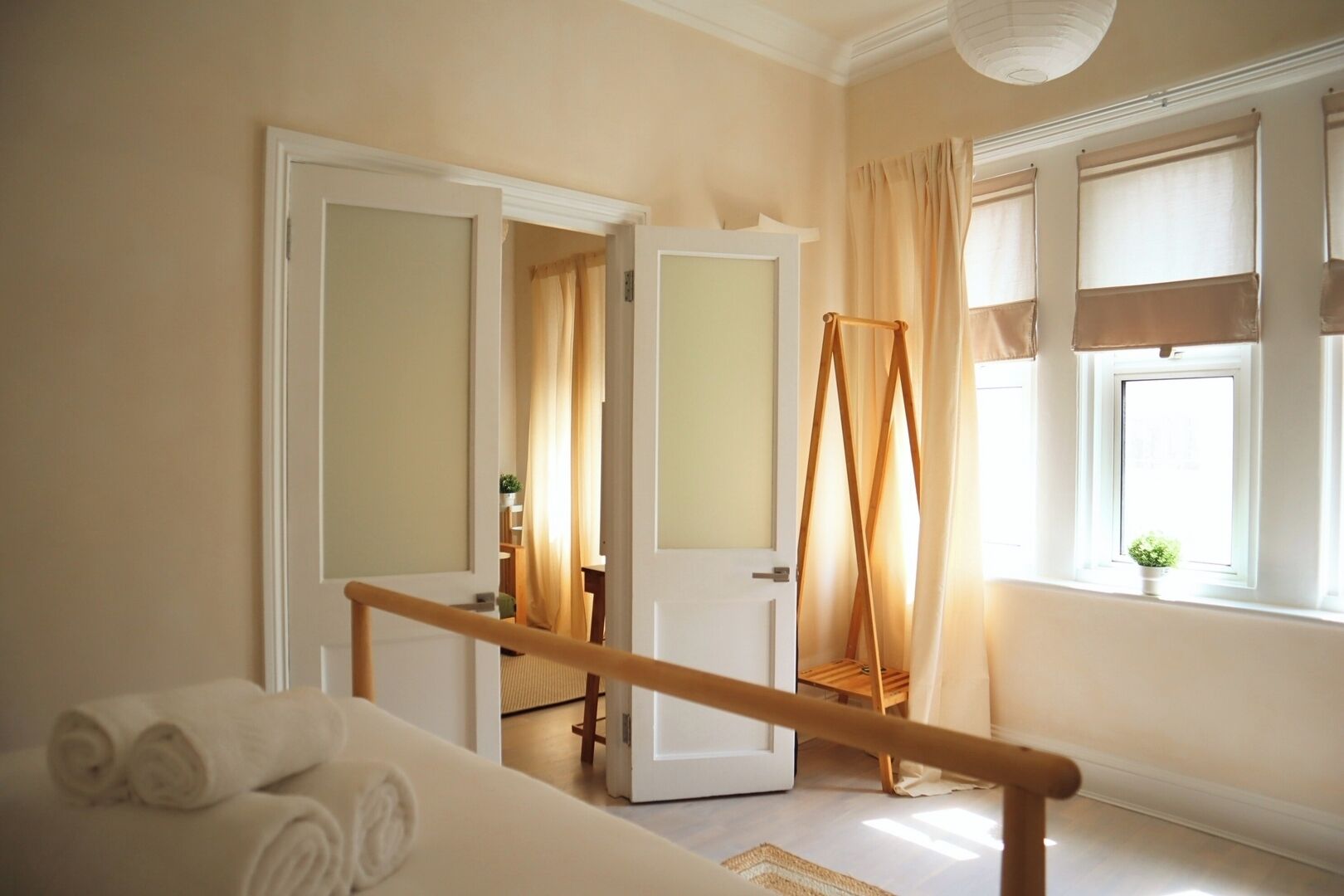 1 間睡房、書桌、熨斗/熨衫板、可攜式嬰兒床