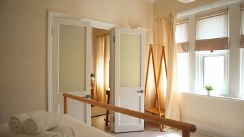 1 habitación, escritorio, tabla de planchar con plancha y cuna de viaje