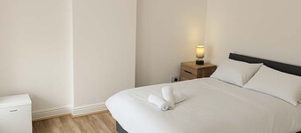 5 beds/Spacious 4-Bedroom Retreat in the Heart of Churchill  with Parking