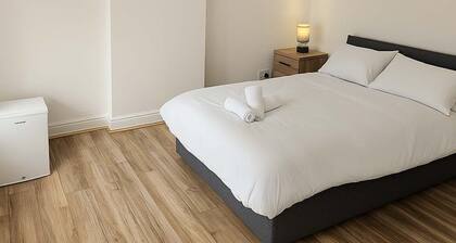 5 beds/Spacious 4-Bedroom Retreat in the Heart of Churchill with Parking
