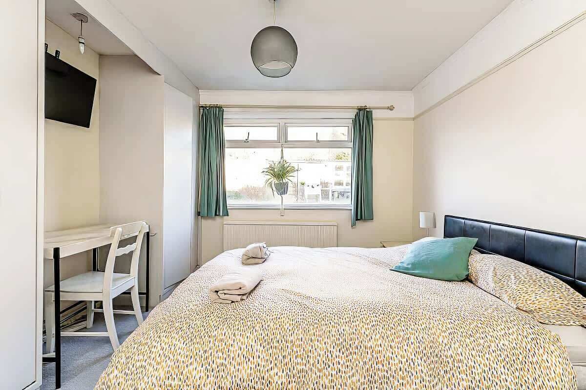 3 bedrooms, desk, WiFi, bed sheets