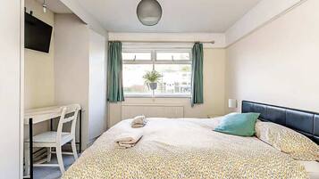 3 bedrooms, desk, WiFi, bed sheets