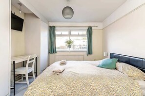 3 bedrooms, desk, WiFi, bed sheets