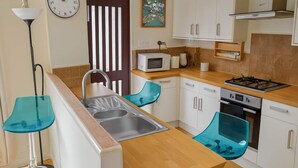 Een koelkast, een microgolfoven, een oven, een kookplaat