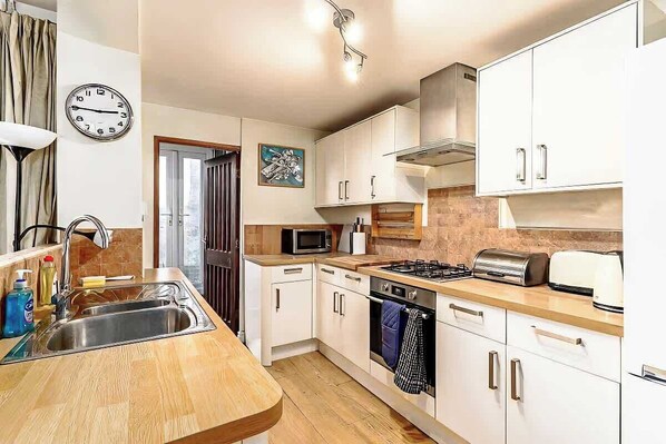 Fridge, microwave, oven, stovetop