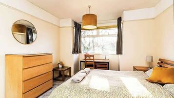 3 bedrooms, desk, WiFi, bed sheets