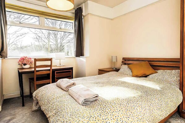 3 habitaciones, escritorio, wifi y ropa de cama