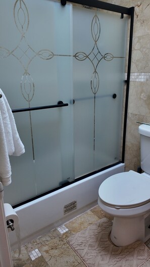 ヘアドライヤー、タオル、石鹸、トイレットペーパー