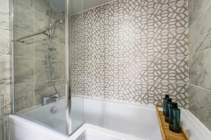 Dusche, Haartrockner, Shampoo
