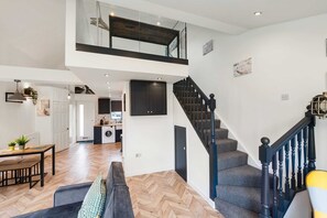 TV - Chic Urban Haven with Double Bed House (Bristol City)