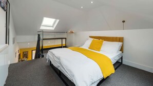 A bedroom with a bed, a skylight, and a view of a cityscape. - Chic Urban Haven with Double Bed House (Bristol City)