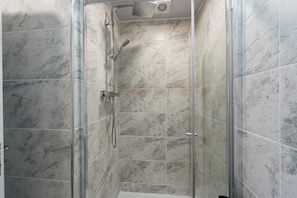 Dusche, Haartrockner, Shampoo