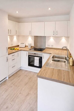 Fridge, microwave, stovetop, dishwasher