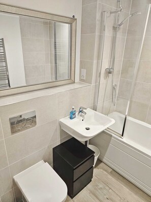 淋浴设施、吹风机、毛巾