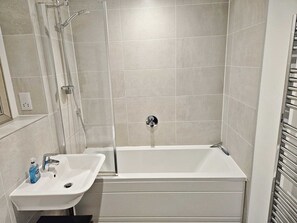 Een douche, een haardroger, handdoeken