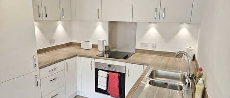 Kühlschrank, Mikrowelle, Herdplatte, Geschirrspüler