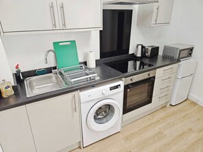Refrigerador, microondas, horno, placa de cocina