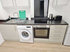 Refrigerador, microondas, horno, placa de cocina