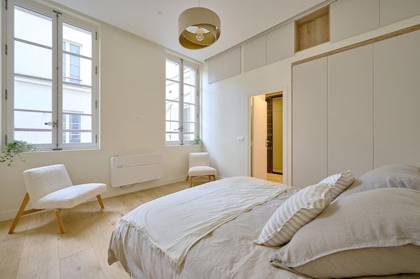 4 bedrooms, iron/ironing board, WiFi, bed sheets