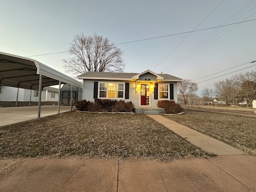 Charming Thomas cottage for 2 with large carport