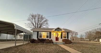 Charming Thomas cottage for 2 with large carport