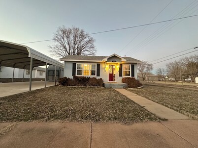 Charming Thomas cottage for 2 with large carport