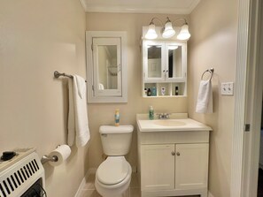 Toallas, jabón, shampoo, papel de baño 