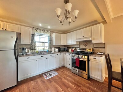 Charming Thomas cottage for 2 with large carport