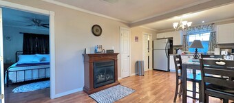 Charming Thomas cottage for 2 with large carport
