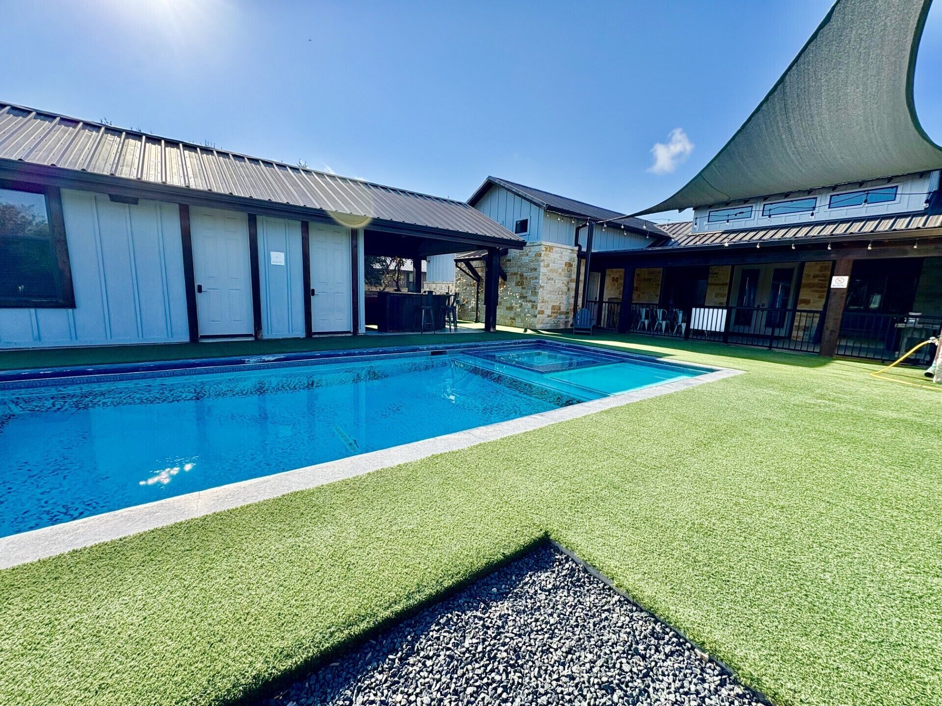 Una piscina al aire libre