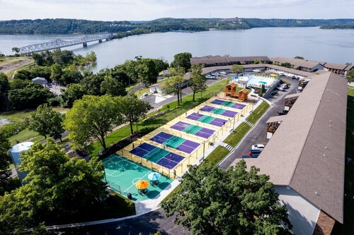 Lakefront Paradise: 2BR Condo with Pool & Panoramic Table Rock Lake Views
