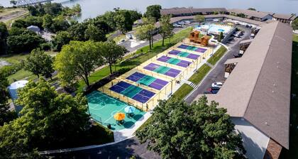 Lakefront Paradise: 2BR Condo with Pool & Panoramic Table Rock Lake Views