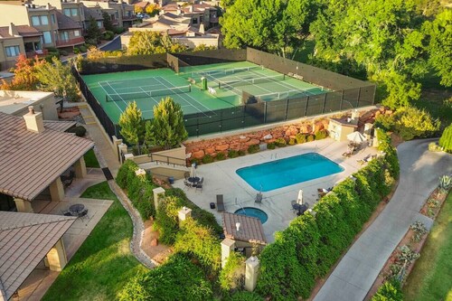 Private Sedona home w/ hot tub, golfing and tennis