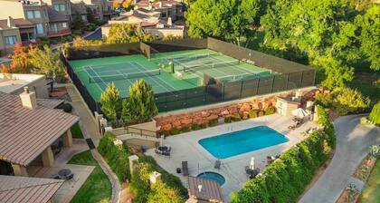 Private Sedona home w/ hot tub, golfing and tennis