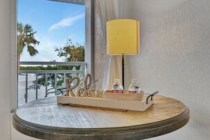 Comfort Studio, 1 Queen Bed, Balcony, Bay View | In-room dining