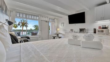 Comfort Studio, 1 Queen Bed, Balcony, Bay View | Living area | 40-inch Smart TV with digital channels, streaming services