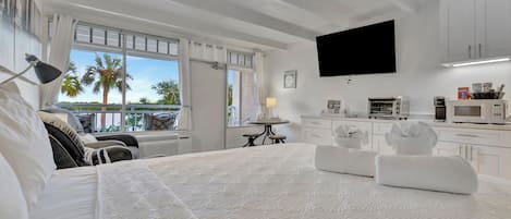 Comfort Studio, 1 Queen Bed, Balcony, Bay View | Living area | 40-inch Smart TV with digital channels, streaming services