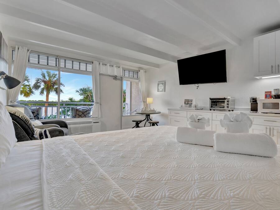 Comfort Studio, 1 Queen Bed, Balcony, Bay View | Living area | 40-inch Smart TV with digital channels, streaming services