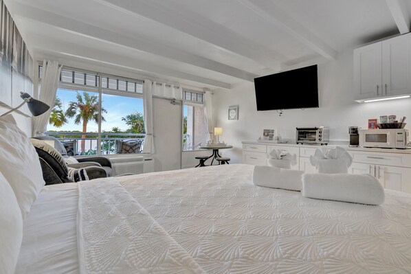 Estudio Confort, 1 cama Queen size, balcón, vista a la bahía | Área de sala de estar | Smart TV de 40 pulgadas con canales digitales y servicios de streaming