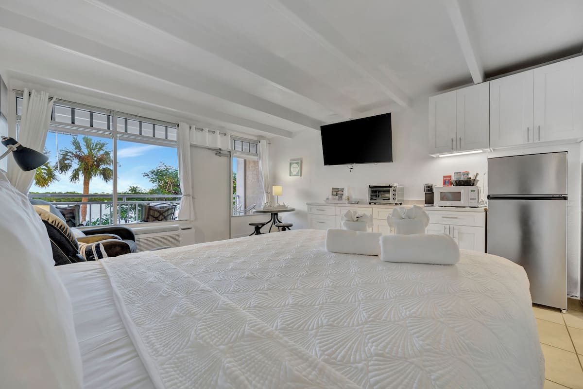Comfort Studio, 1 Katil Ratu (Queen), Balcony, Bay View | Ruang tamu | 40 inci sebuah televisyen pintar dengan digital