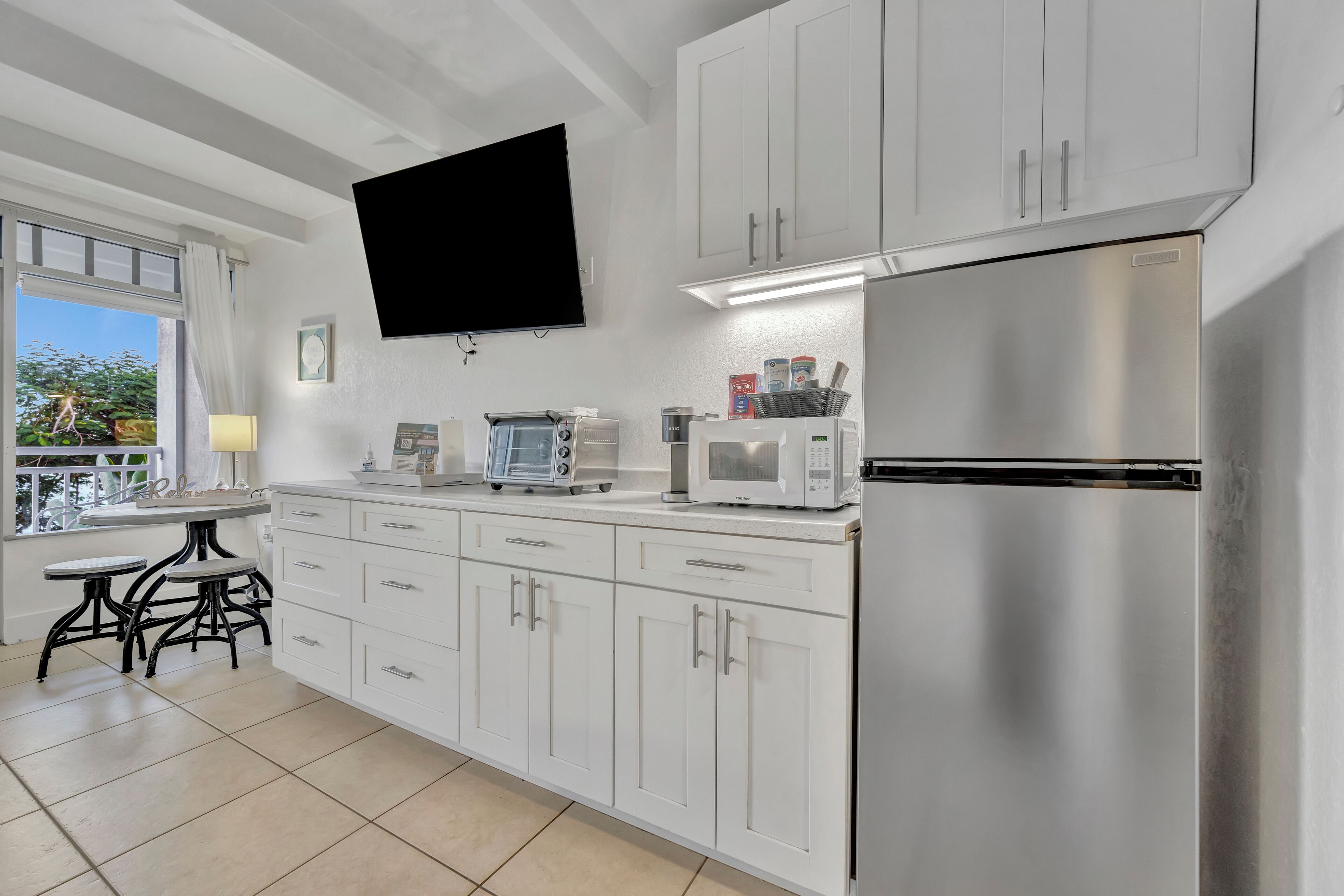 Estudio Confort, 1 cama Queen size, balcón, vista a la bahía | Área de sala de estar | Smart TV de 40 pulgadas con canales digitales y servicios de streaming 