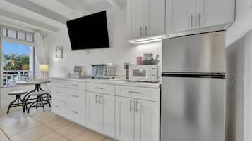 Comfort Studio, 1 Queen Bed, Balcony, Bay View | Living area