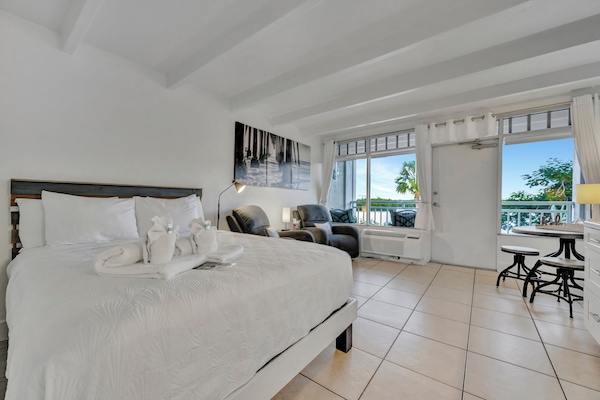 Comfort Studio, 1 Queen Bed, Balcony, Bay View | Living area | 40-inch Smart TV with digital channels, streaming services