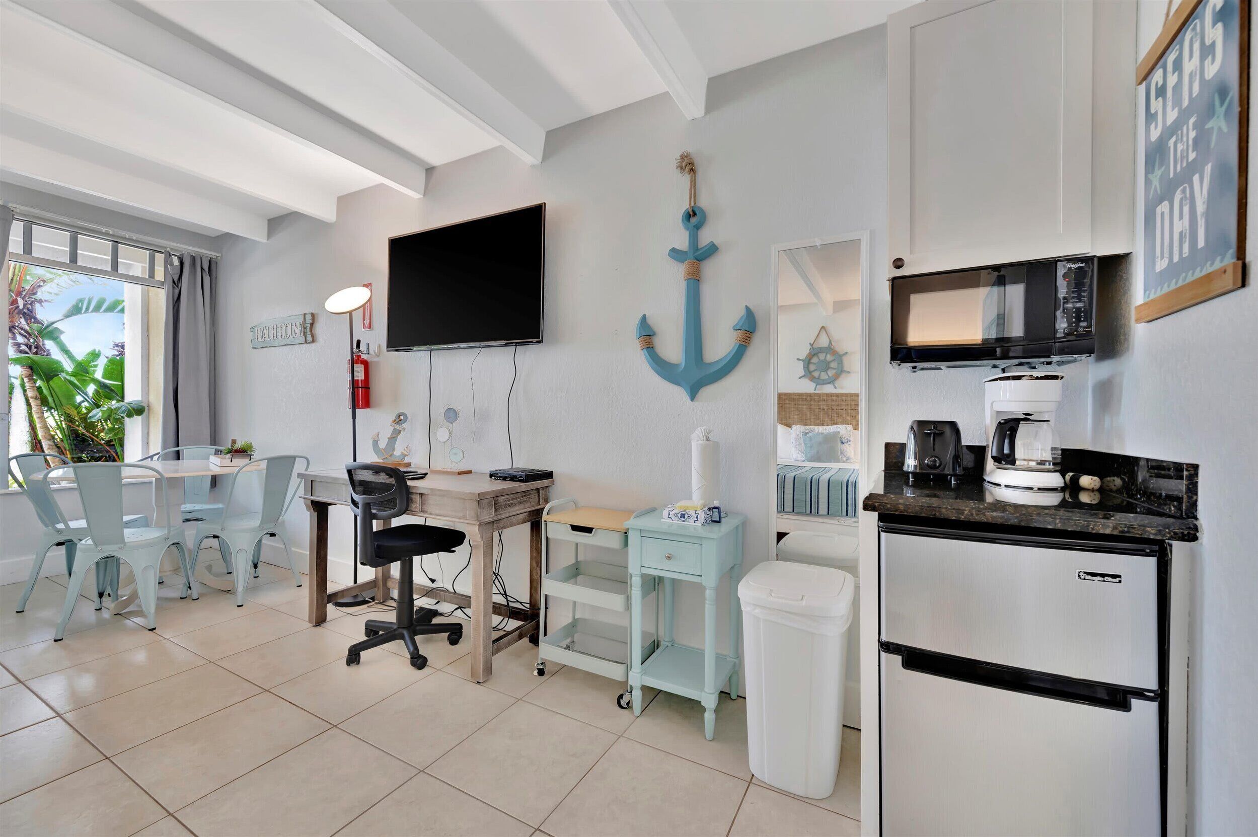 Luxe studio, 2 queensize bedden, patio, op benedenverdieping | Woonruimte | Een 40-inch smart-tv met digitale zenders en streamingdiensten