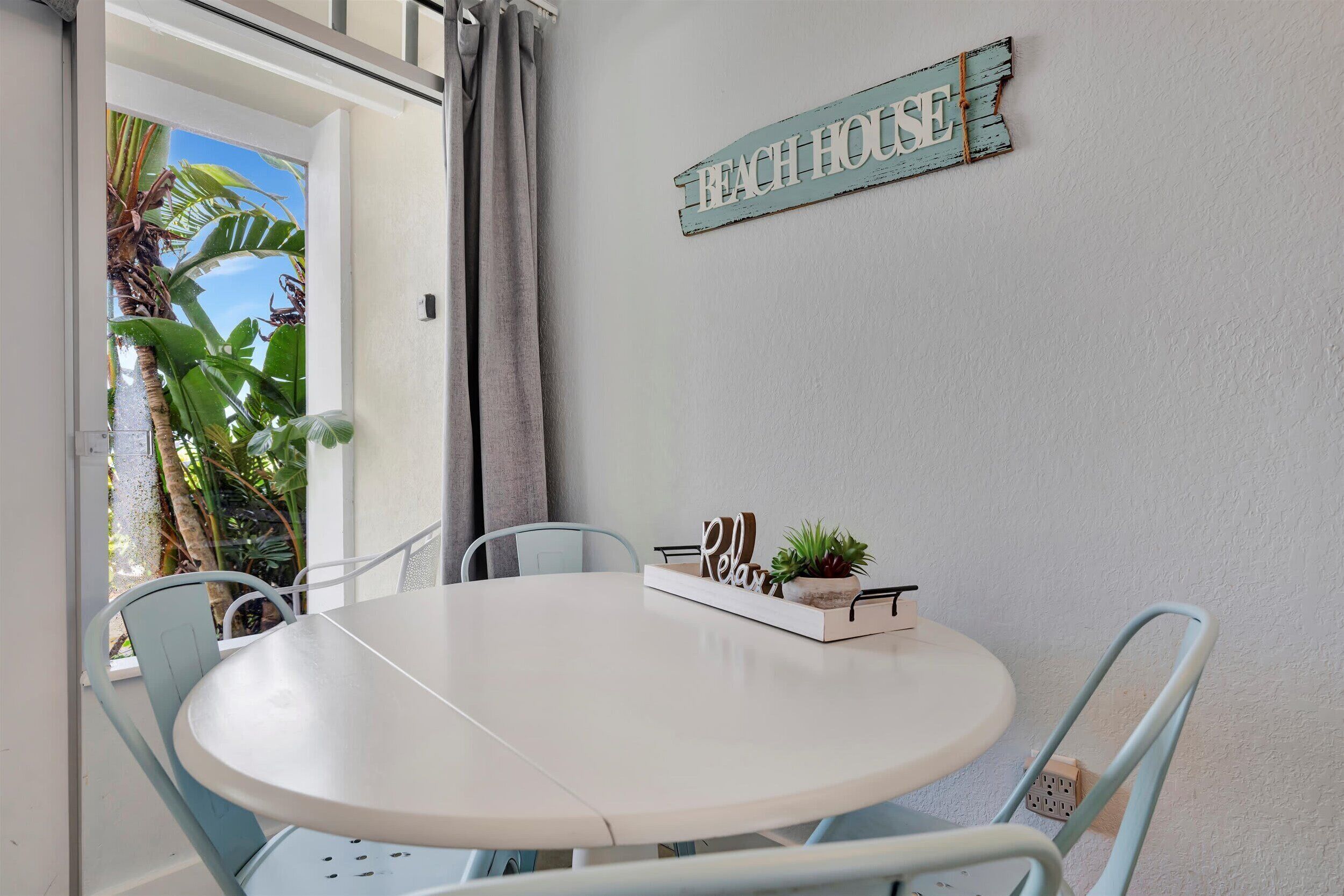 Luxe studio, 2 queensize bedden, patio, op benedenverdieping | Dineren in de kamer