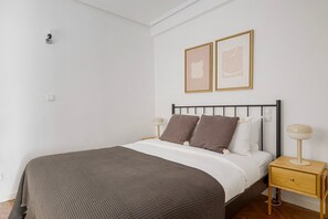 Iron/ironing board, WiFi, bed sheets